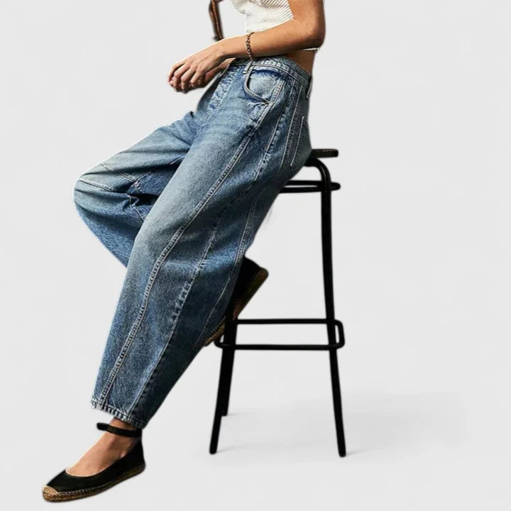 Blue Women's High-Waist Barrel Leg Jeans — Sofia Denim Curved Wide-Leg - Side Seated